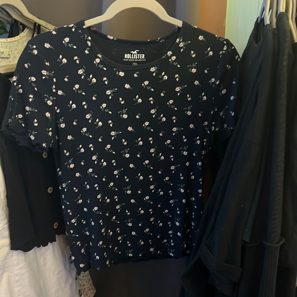 cute floral top from hollister